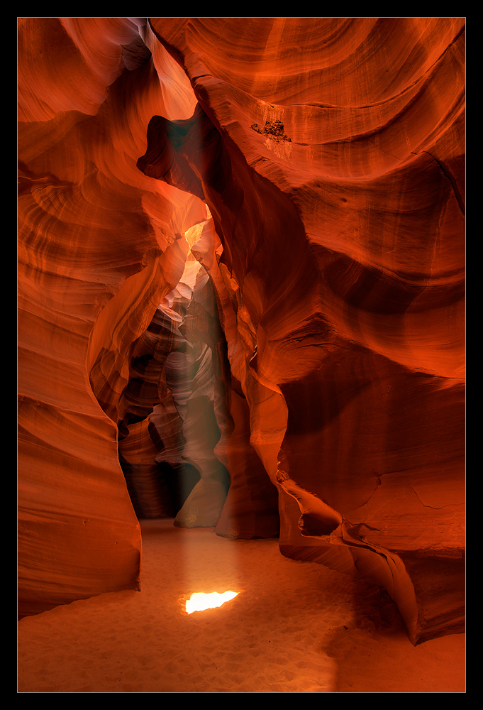 Ein Lichtstrahl fällt auf den Boden des Canyons und alle sind ganz aus dem Häuschen...