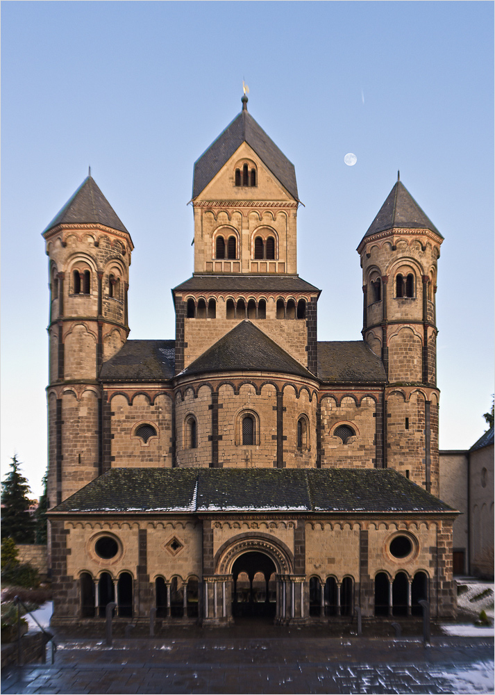 Die Klosterkirche in Maria Laach mit der Fuji Finepix X100 und Siocore Konverter