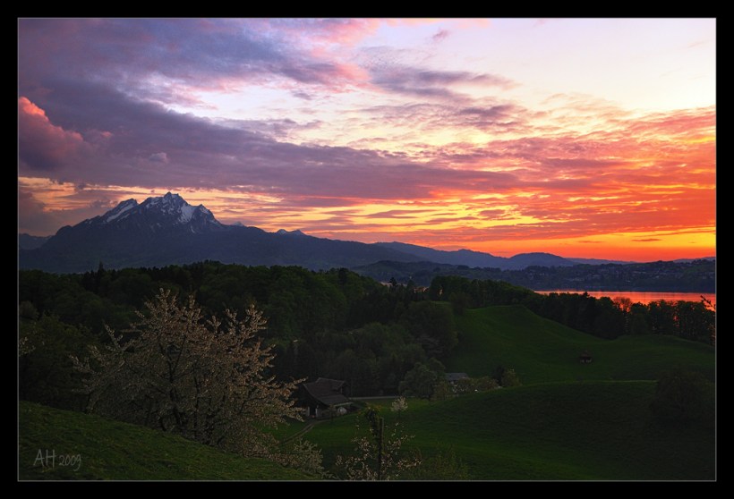 Abendstimmung mit Blick auf den Pilatus bei Weggis am Vierwaldstätter See