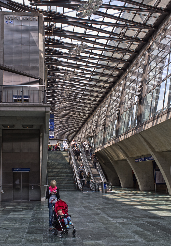 Streetfotography mit der Fuji Finepix X100 im Bahnhof von Luzern