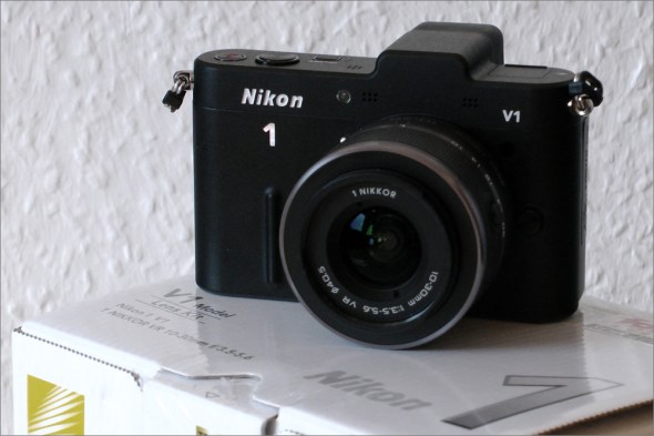Nikon_1_V1_Front_10_30mm